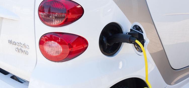 Marcaje de los conectores de cargadores de batería en coches eléctricos